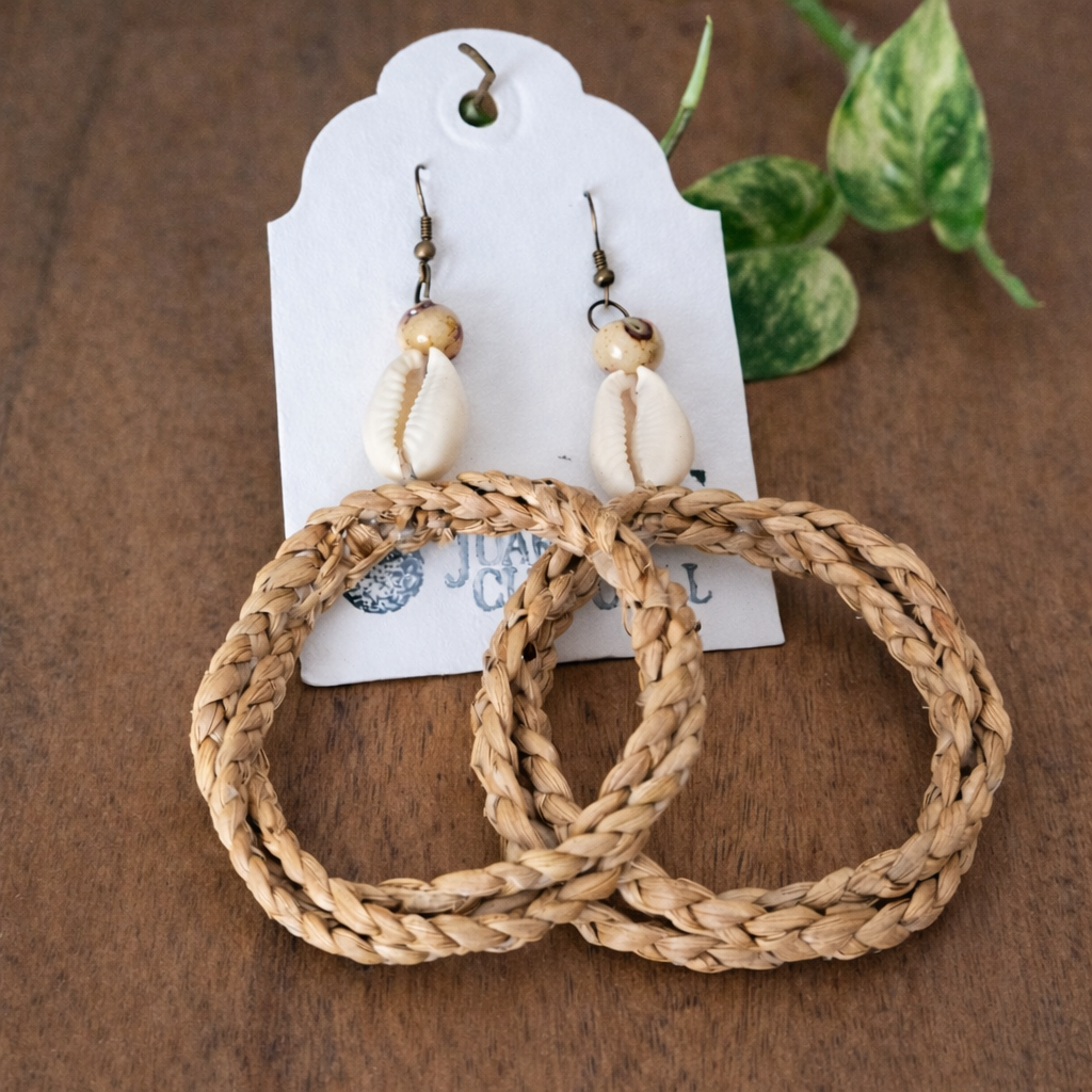 Brinco Artesanal de Fibra Natural com Búzio e Argola Trançada